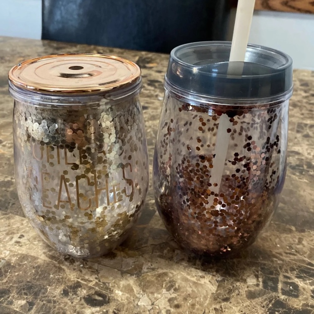 2 wine plastic cups